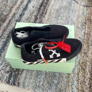 Off White Vulc Low Black (Updated Stripes)                 Euro Mens Size 40